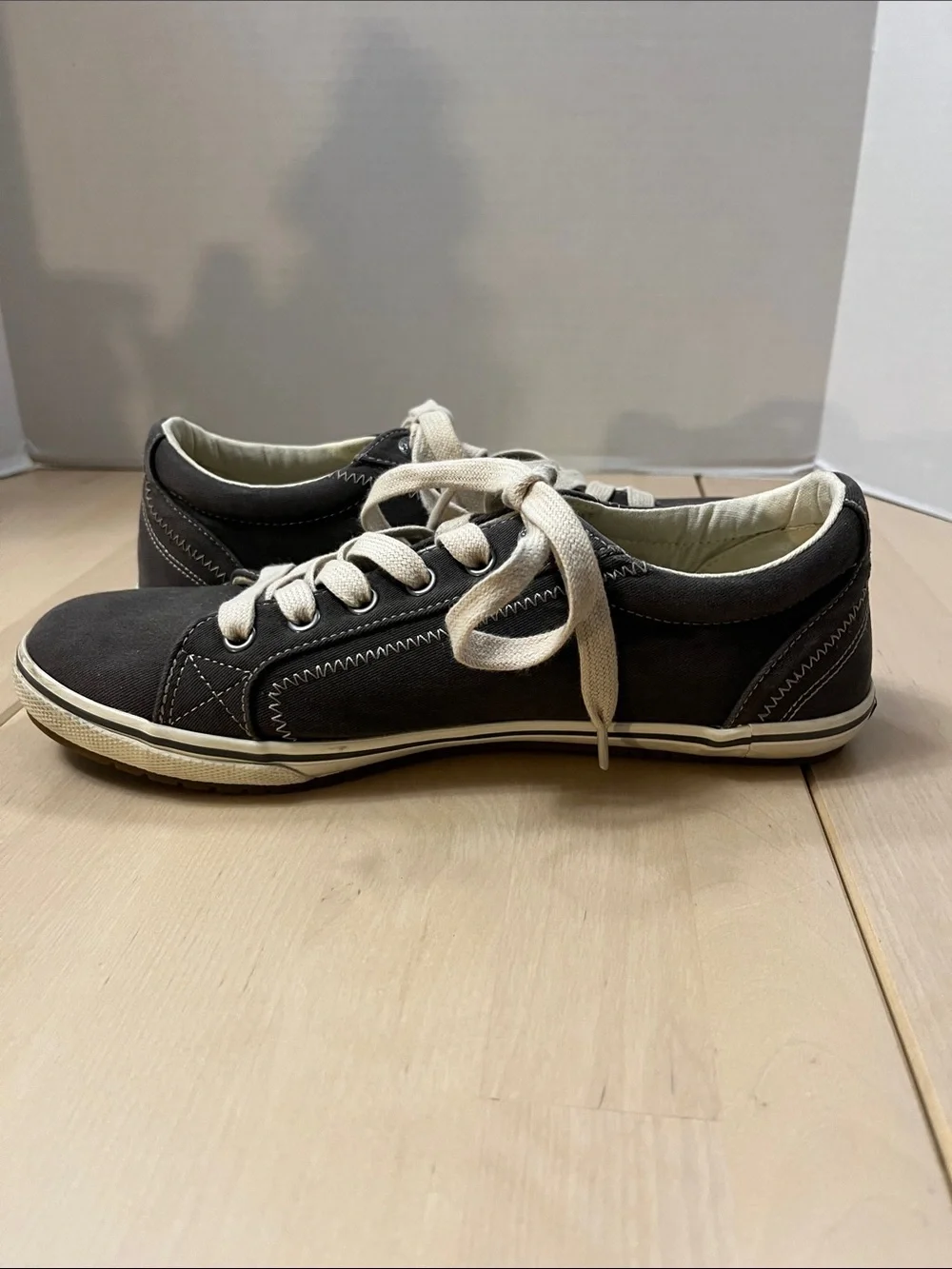 Taos Retro Star RES-12844 Low Lace-Up Gray Canvas Sneakers Women’s 8.5